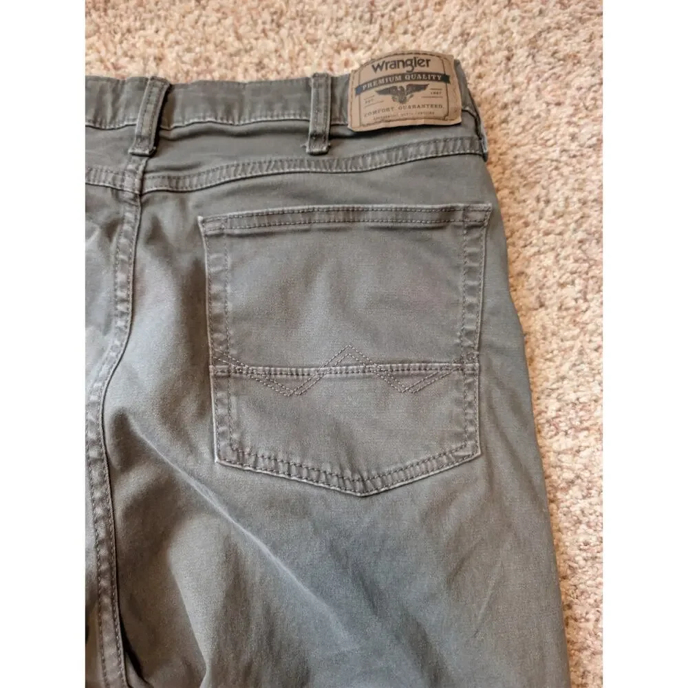 Wrangler Men 36x32 Straight Fit Premium Quality Five Pocket Pants Olive Green
